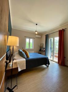um quarto com uma cama, um candeeiro e uma janela em Apollon Paian , Luxury Nature Relax em Lefkada
