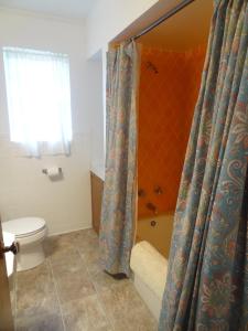 Ένα μπάνιο στο Budget friendly queen studio with full kitchen, two queen beds and sleeper sofa Hotel Room +23 φωτογραφίες