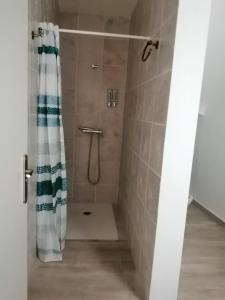 y baño con ducha y cortina de ducha. en CALDERON, en La Roda