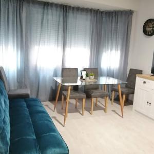 CALDERON في لا رودا: غرفة معيشة مع طاولة وكراسي وأريكة