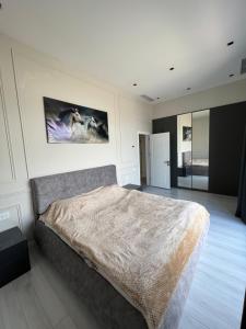 Un dormitorio con una cama grande en una habitación. en Family villa, en Baku 18 fotos más