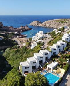 una vista aérea de un complejo con piscina en Apartamentos Sa Cornisa, en Cala Morell