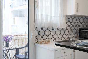 A kitchen or kitchenette at Cozy Studio at Ampelokipi Area