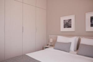 A bed or beds in a room at Cozy Studio at Ampelokipi Area