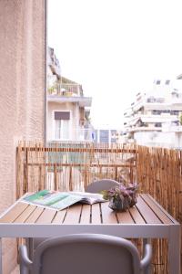 A balcony or terrace at Cozy Studio at Ampelokipi Area