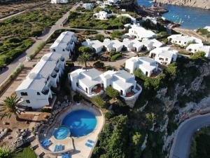 eine Luftansicht eines Resorts mit Pool in der Unterkunft Villas Es Brucs in Cala Morell