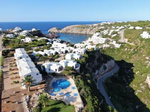 una vista aerea su un resort e sull'oceano di Villas Es Brucs a Cala Morell