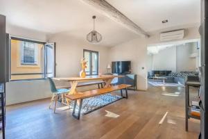Televízia a/alebo spoločenská miestnosť v ubytovaní Appartement 100M2 dernier étage - chambre atypique