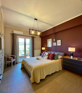 um quarto com uma cama grande e uma janela em Apollon Paian , Luxury Nature Relax em Lefkada