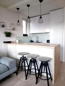 una cocina con 2 taburetes y una barra en Nice and Sweet Apartment - self check in, en Zagreb