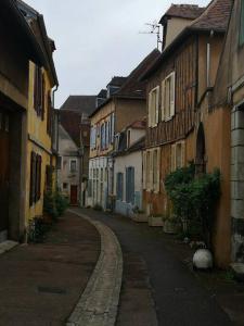 uma rua vazia numa cidade com edifícios em L'annexe de l'Abbaye em Auxerre