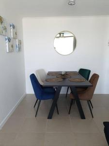 a dining room table with chairs and a mirror at Casa de descanso in Caldera