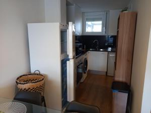 A kitchen or kitchenette at Appart Cosy T3 (Vue Mer et Piscine 4-5 pers) Még 12 kép