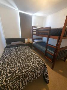 1 Schlafzimmer mit 2 Etagenbetten und 1 Bett in der Unterkunft Casa de descanso in Caldera