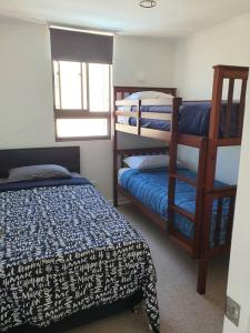 1 Schlafzimmer mit 2 Etagenbetten und einem Fenster in der Unterkunft Casa de descanso in Caldera