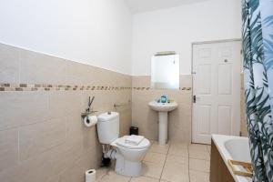 uma casa de banho com um WC e um lavatório em Central Liverpool L1 em Liverpool