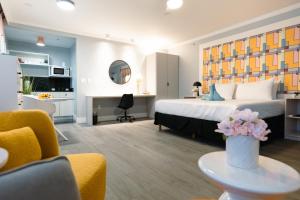 um quarto de hotel com uma cama e uma mesa com flores em Fashion Boutique Hotel em Miami Beach