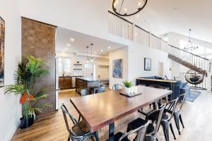 een open keuken en eetkamer met een houten tafel en stoelen bij The Cottages at Blue - Cottage 3 in Blue Mountains