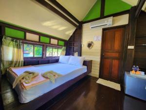 Säng eller sängar i ett rum på Banmae Resort Kohchang