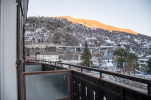 uma varanda com vista para uma montanha coberta de neve em Hotel La Betulla em Bardonecchia