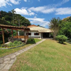ペトロポリスにあるAconchegante Casa em Itaipavaの庭園付きの家の景色