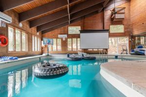 Bazén v ubytování Poconos Pool Paradise nebo v jeho okolí