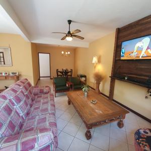 ペトロポリスにあるAconchegante Casa em Itaipavaのリビングルーム(ソファ、薄型テレビ付)