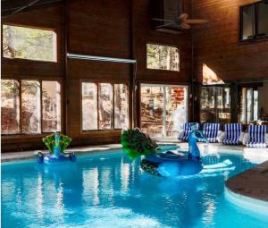 Bazén v ubytování Poconos Pool Paradise nebo v jeho okolí
