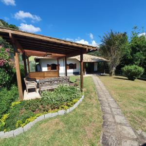 ペトロポリスにあるAconchegante Casa em Itaipavaの木造パビリオン(庭園内のベンチ付)