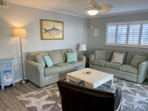 uma sala de estar com um sofá e uma mesa em Island House Beach Resort V40A villa em Siesta Key