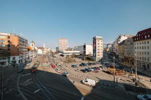 vista su una città con una strada trafficata di Self check-in apartments by Amber a Bratislava