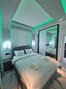 Gulta vai gultas numurā naktsmītnē Luxury apartment in Attiki
