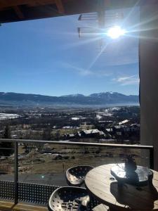 ptak siedzący na stole na balkonie w obiekcie Appartement de montagne cosy w mieście Angoustrine
