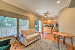 Η κουζίνα ή μικρή κουζίνα στο Welcoming Edmonds Vacation Rental with Fireplace!