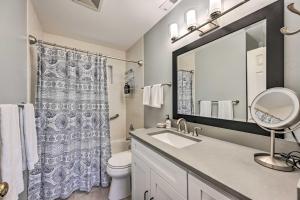 Ένα μπάνιο στο Welcoming Edmonds Vacation Rental with Fireplace! +17 φωτογραφίες