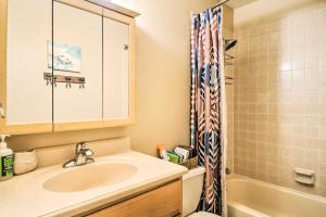 y baño con lavabo y ducha. en Serene Kenai Condo Less Than 4 Mi to Kenai Beach!, en Kenai