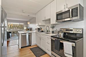 Η κουζίνα ή μικρή κουζίνα στο Calm & Cozy 1BR Apt in Arlington Heights - Salem 5A