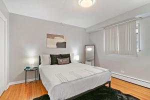 Ένα ή περισσότερα κρεβάτια σε δωμάτιο στο Calm & Cozy 1BR Apt in Arlington Heights - Salem 5A