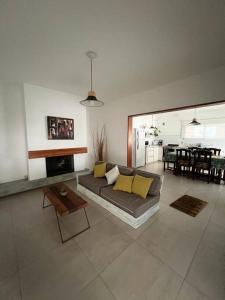 uma sala de estar com um sofá e uma mesa em Alquiler de casa zona Cerro em Córdoba