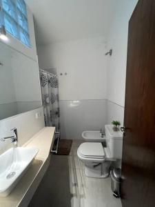 uma casa de banho com um WC e um lavatório em Alquiler de casa zona Cerro em Córdoba