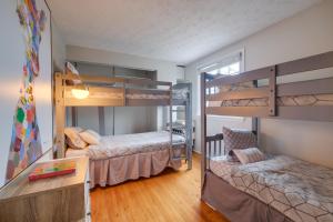 Zimmer mit 2 Etagenbetten und einem Schreibtisch in der Unterkunft Quaint Arlington Vacation Rental with Patio! in Arlington