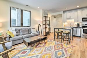 Η κουζίνα ή μικρή κουζίνα στο Traverse City Condo Half Mi to Front Street!