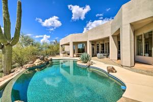 ein Pool vor einem Haus in der Unterkunft Stunning Cave Creek Home with Infinity Pool! in Cave Creek