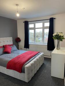 um quarto com uma cama grande e uma janela em The Botley Road House em Oxford