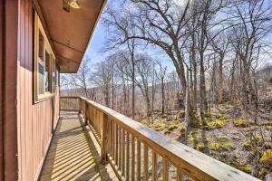 a balcony of a house with a view of the woods at 1/2 Mi to Skiing! Beech Mountain Cabin w/ Deck in Beech Mountain