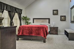 - une chambre avec un lit et une couverture rouge dans l'établissement Maryland Vacation Rental Near Baltimore, à Perry Hall