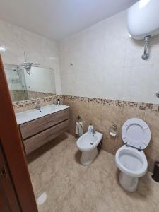 ナポリにあるCasa MERYのバスルーム(トイレ、洗面台、バスタブ付)