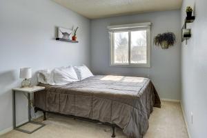 Postel nebo postele na pokoji v ubytování Cozy Sioux Falls Home - 7 Mi to Downtown!