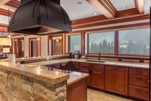 Galeri foto Exclusive 4 Bedroom Ski In, Ski Out Vacation Rental With Hot Tubs And Heated Outdoor Pool In Lionshead Village di Vail