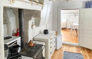 cocina con armarios blancos y fogones en Amazing Home In Bunnstrm With Kitchen, en Gyllene Uttern